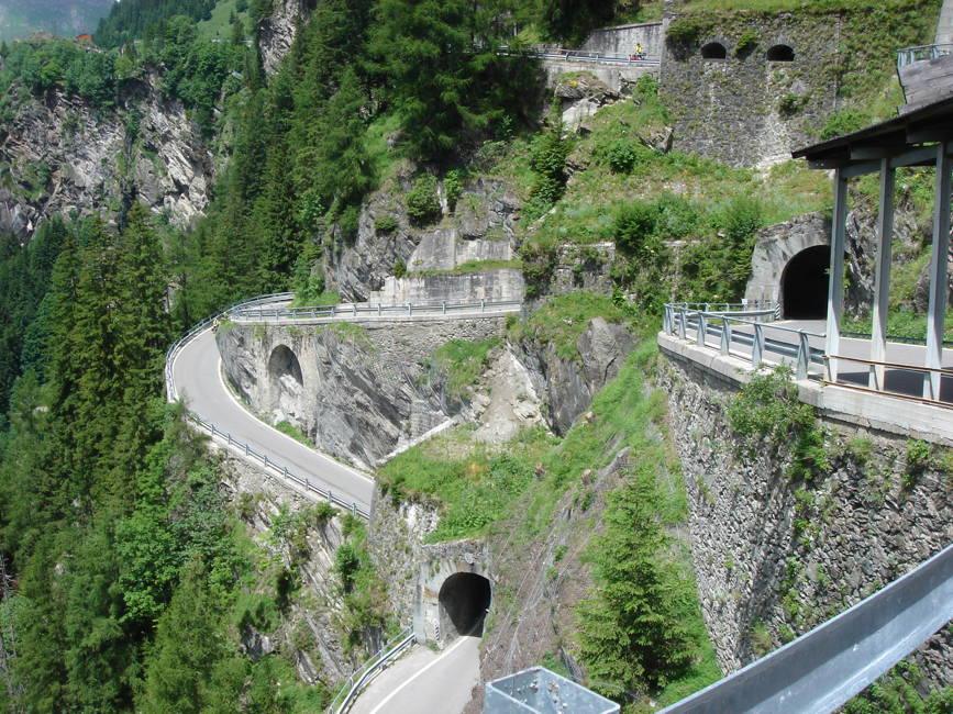 Accrochee au flanc de la montagne