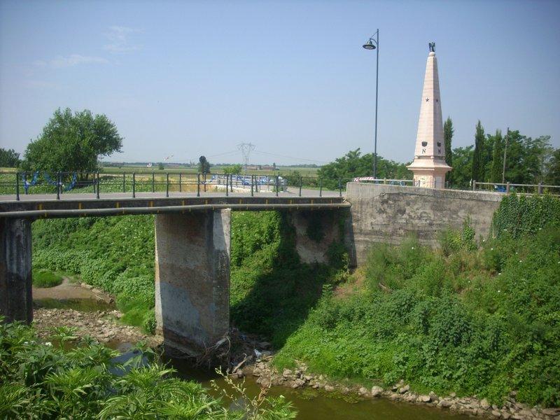 Arcole, le pont, l'obelisque