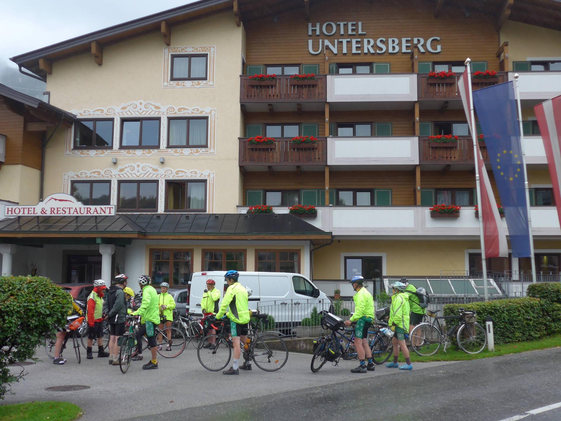 Abeilles
          devant l'hotel Untersberg