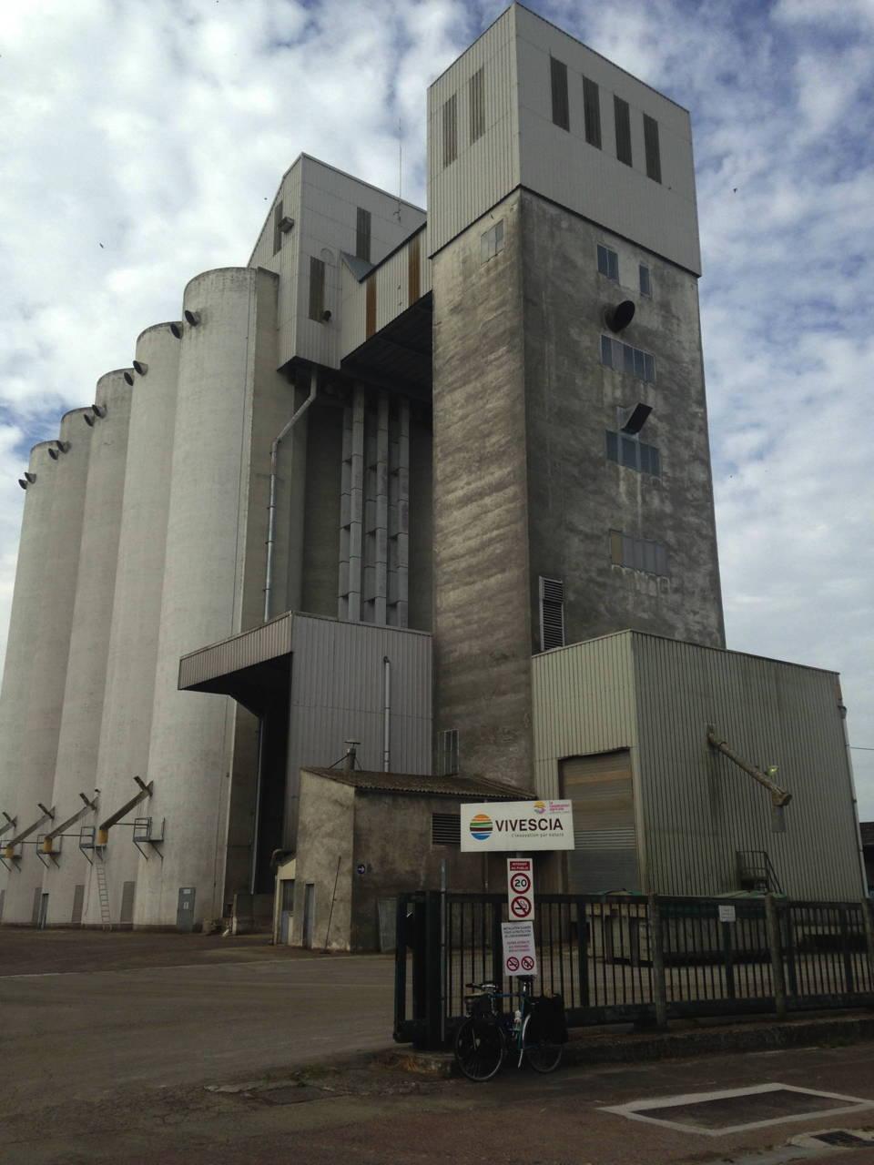 Silo à grains, les oiseaux aiment...