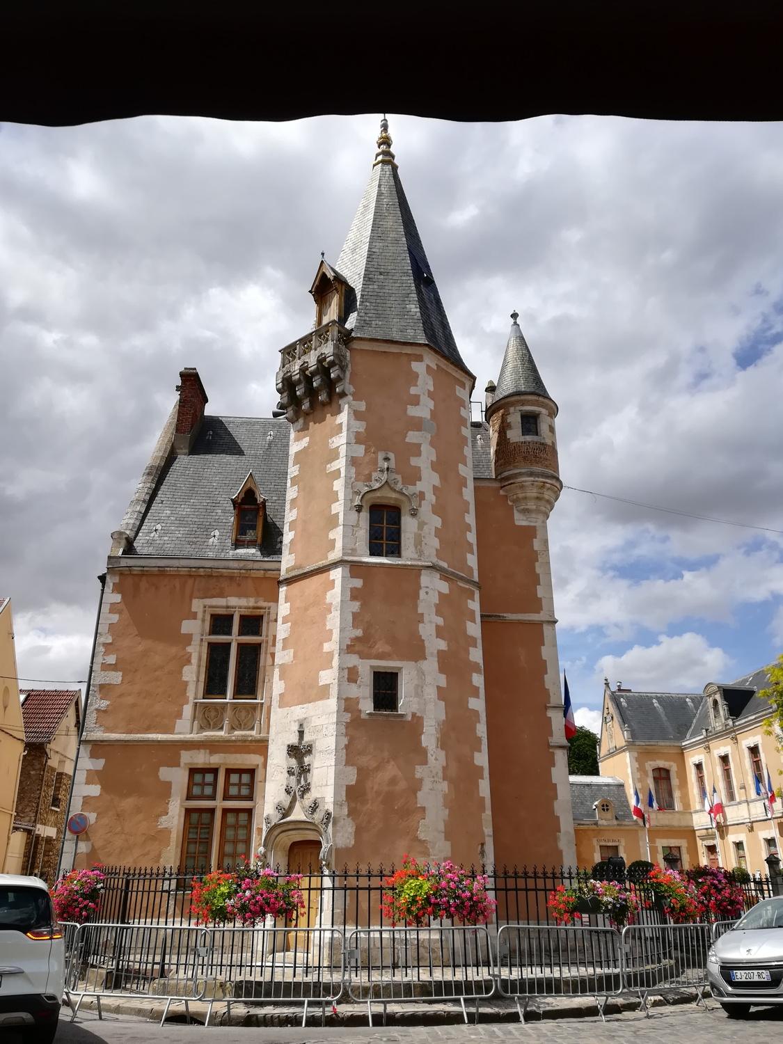 Café devant
            l'hôtel de ville d'Étampes