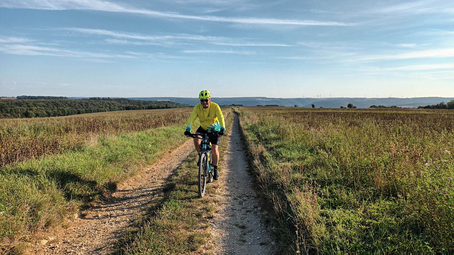 Chemin caillouteux à travers champs pas
              vraiment adapté à nos vélos 