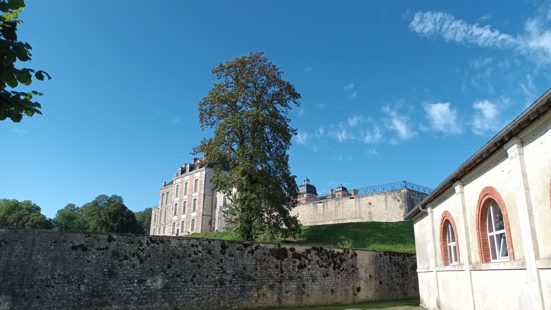 Le château de Cirey sur
                Blaise n'est pas très visible