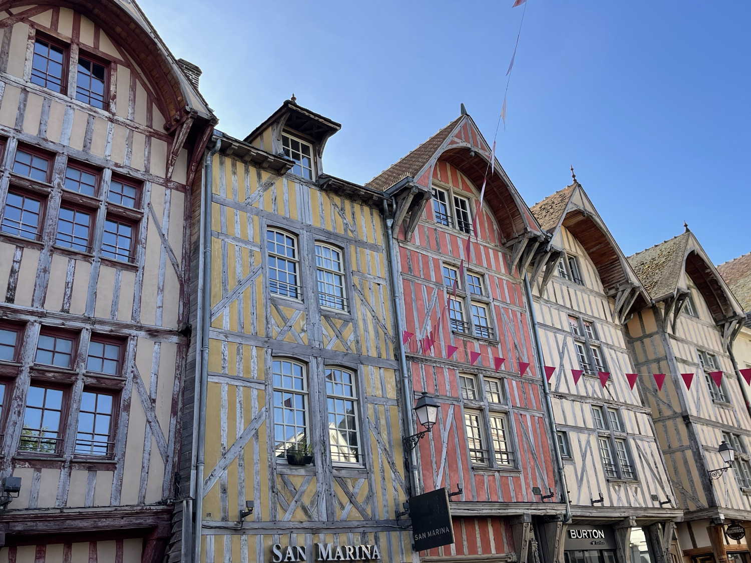 Des maisons anciennes, parmi d’autres