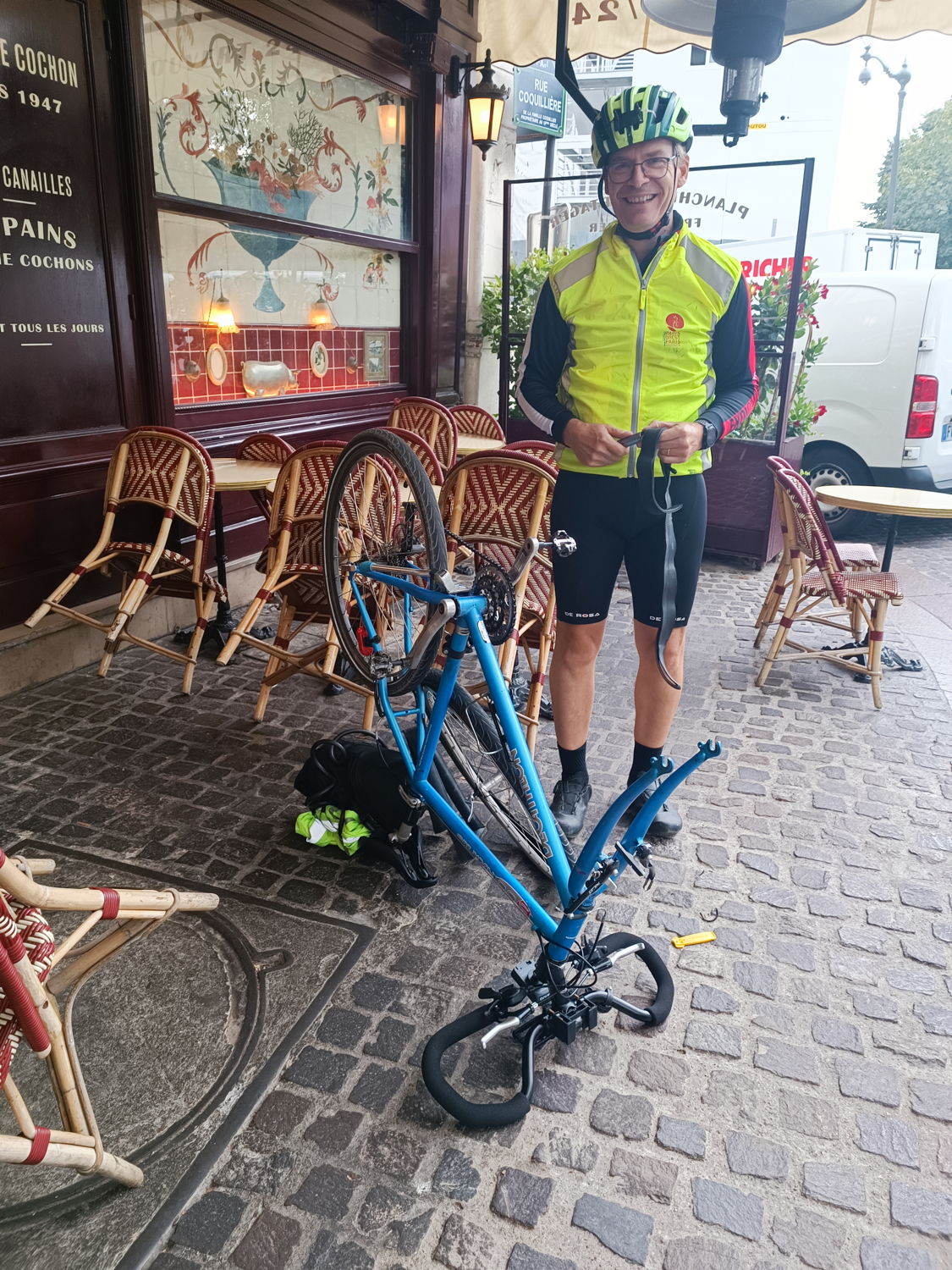 Olivier a le sourire malgré sa crevaison au km 0