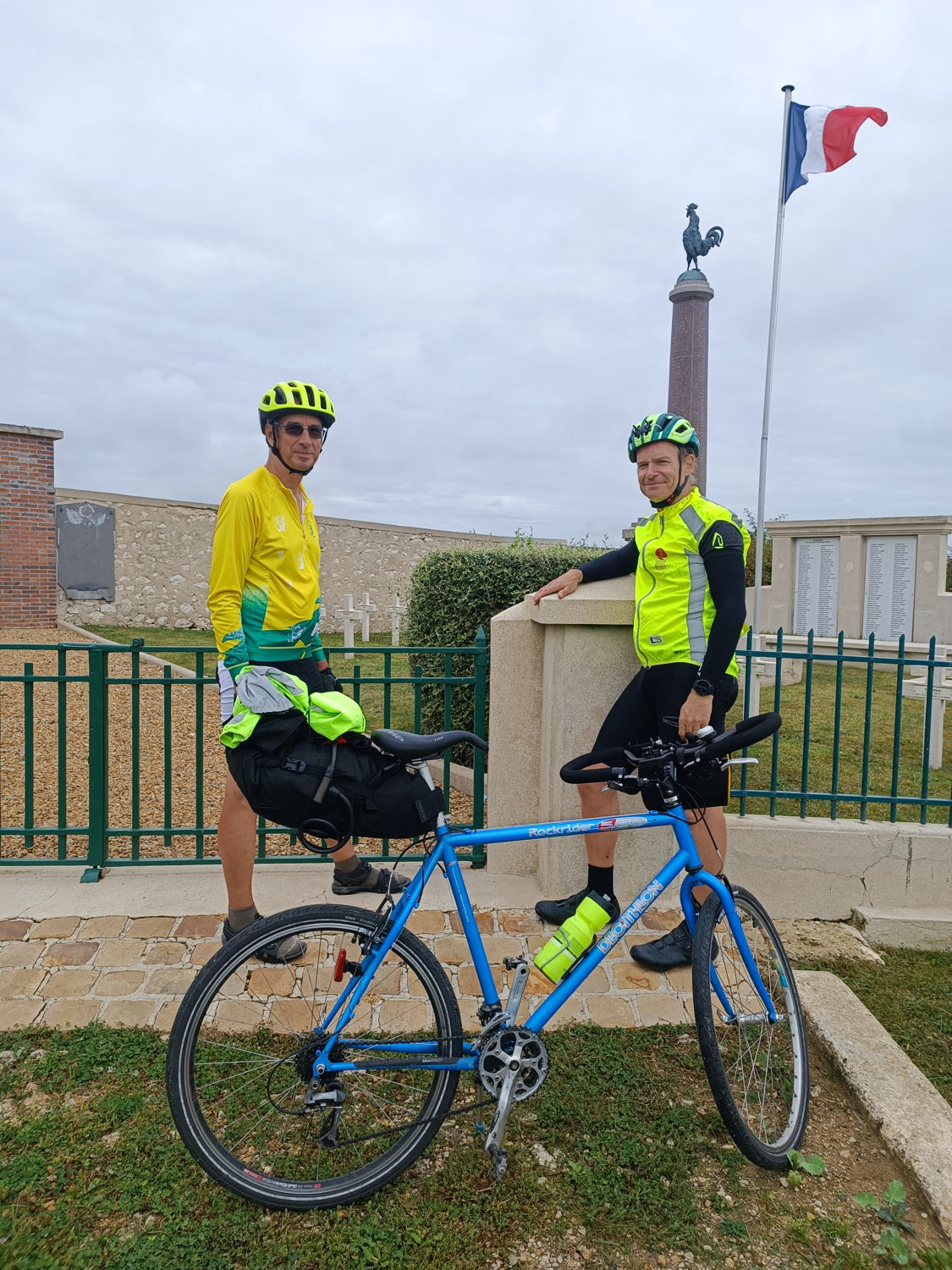 Henri et Olivier devant le mémorial de Courgivaux