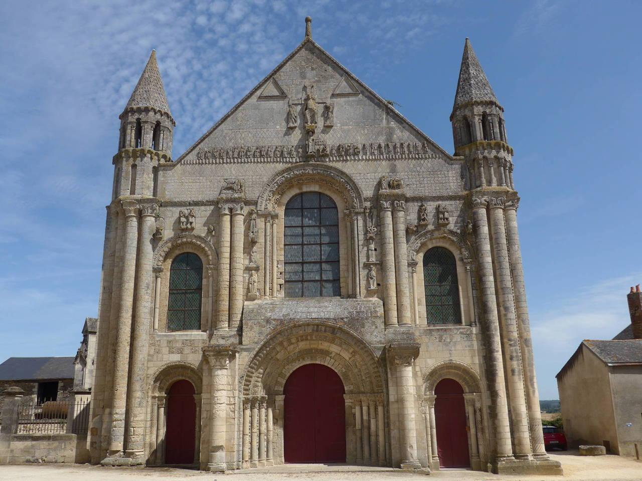 L'abbaye de Saint-JOUIN de Marnes