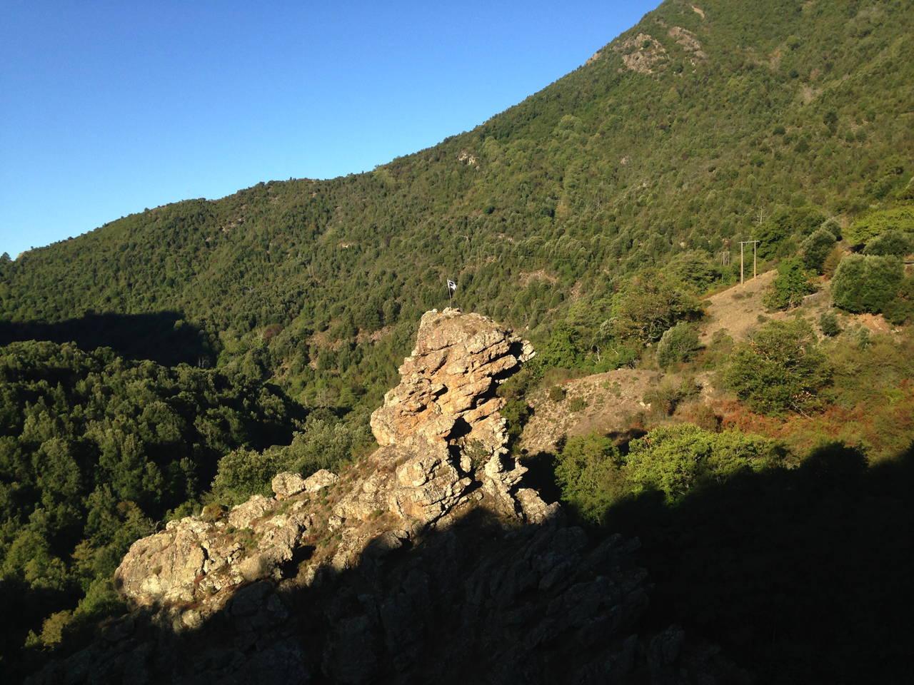 Le drapeau Corse flotte sur ce rocher
