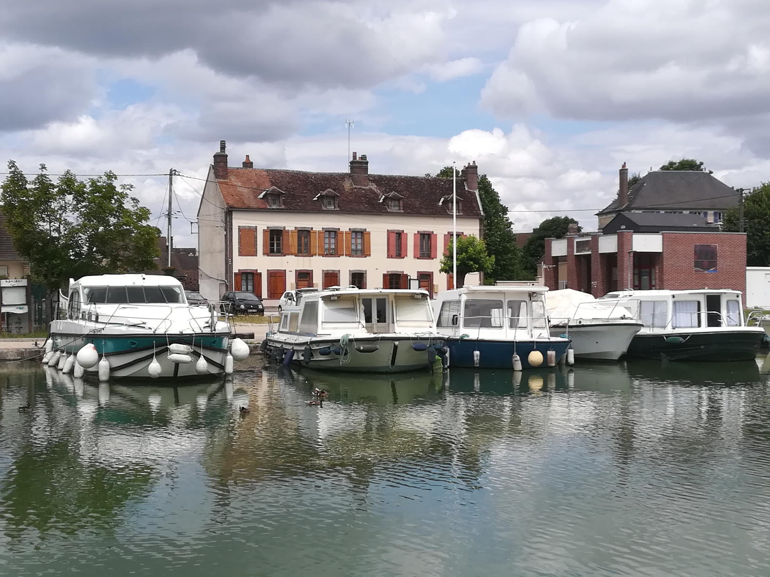 Le canal de
                Bourgogne